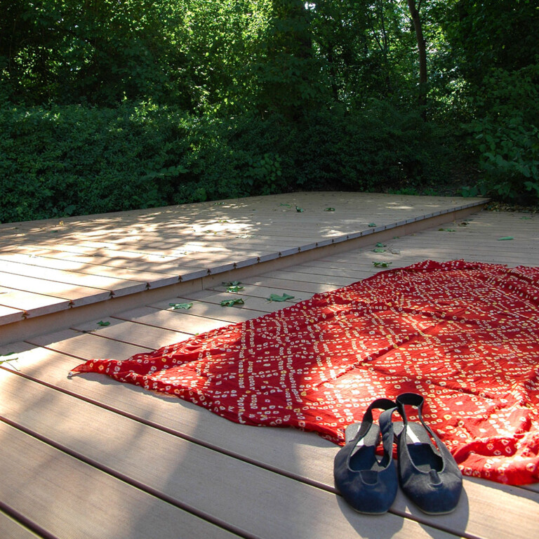 Die Abschlussleiste wurde mit WPC DIelen gemacht, die die Unterkonstruktion der Terrasse verbergen