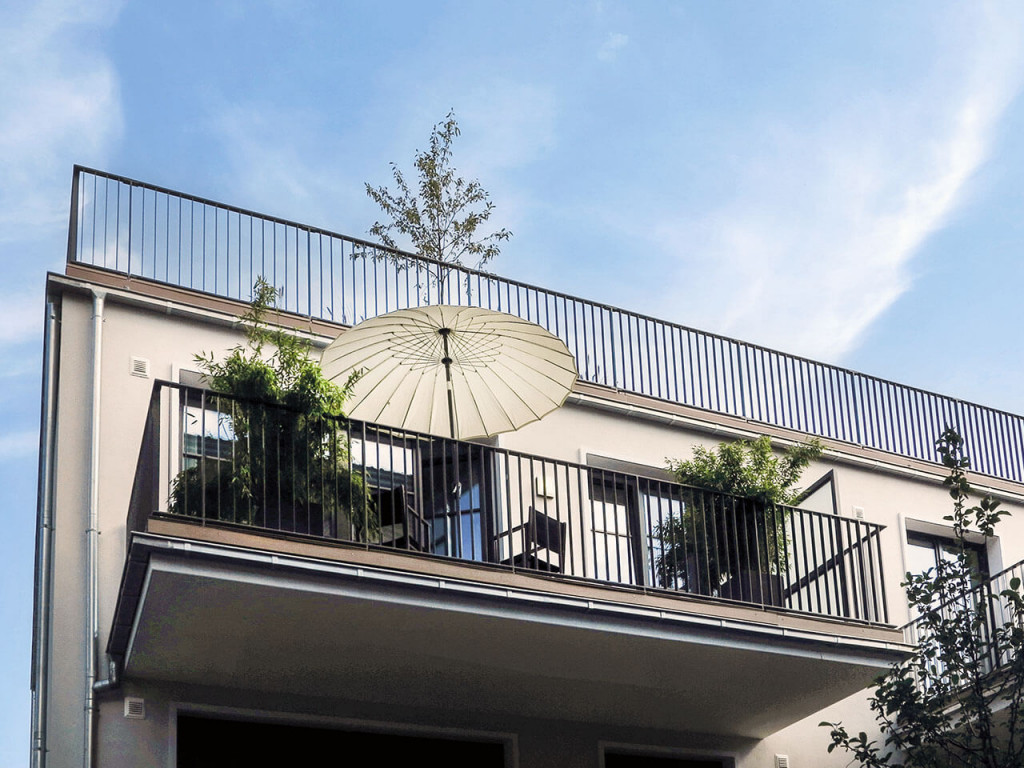 Außenansicht der Balkone mit Metallgeländer und WPC Balkonbelag und Verkleidung, bzw. Abschlussleiste Premium WPC Dielen