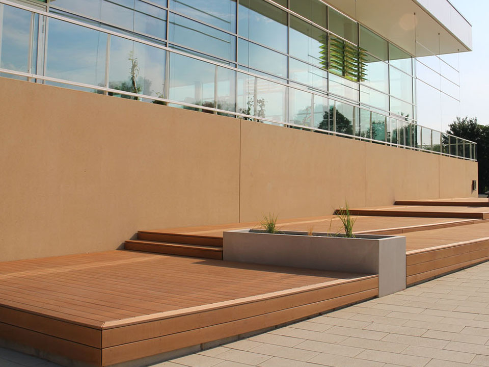 Die terrassenförmig angelegten Liegeflächen in Hanglage sind seitlich mit WPC Dielen verkleidet.