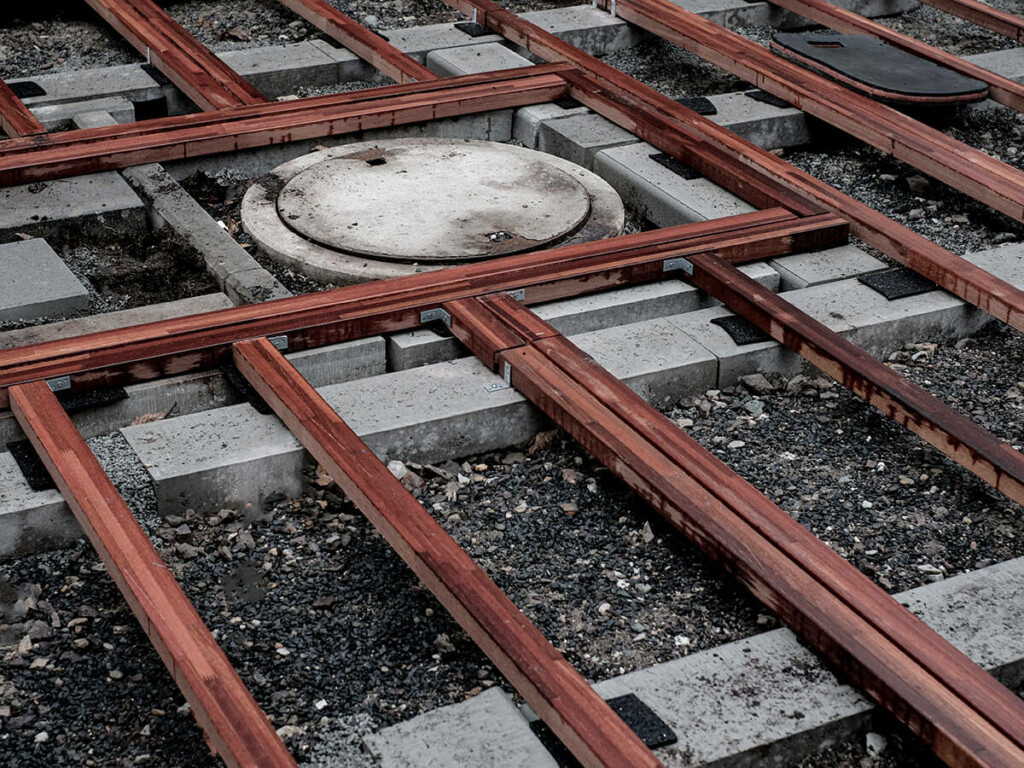 Unterkonstruktion aus Holzbalken für den Einbau einer Klappe in die WPC Terrasse