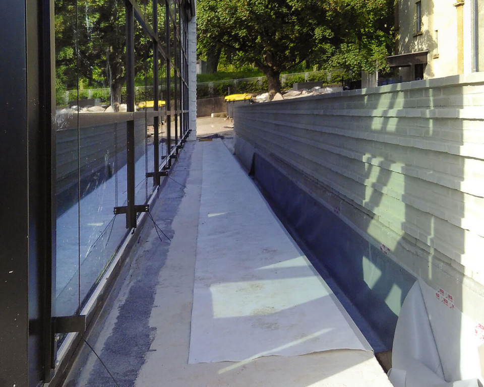 Vorher-Bild: Untergrund vor Verlegung der WPC Terrassendielen auf umlaufenden Balkon