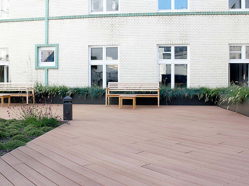 Ein helles braun wurde für die Dachterrasse des Streit´s Hausesgewählt. Zwei Varianten der Dachbegrünung kamen für den Außenbereich zum Einsatz.