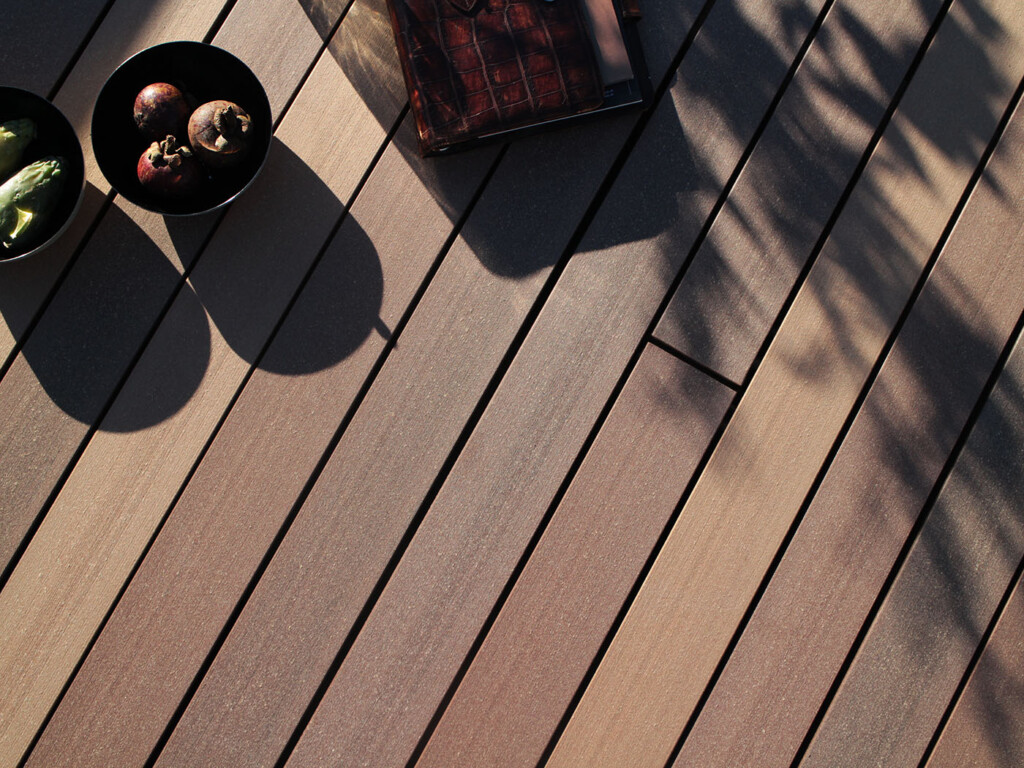 Detailbild des mehrfarbigen Premium WPC Terrassenbelags, welcher sich durch mehrfarbig braune Dielen auszeichnet.