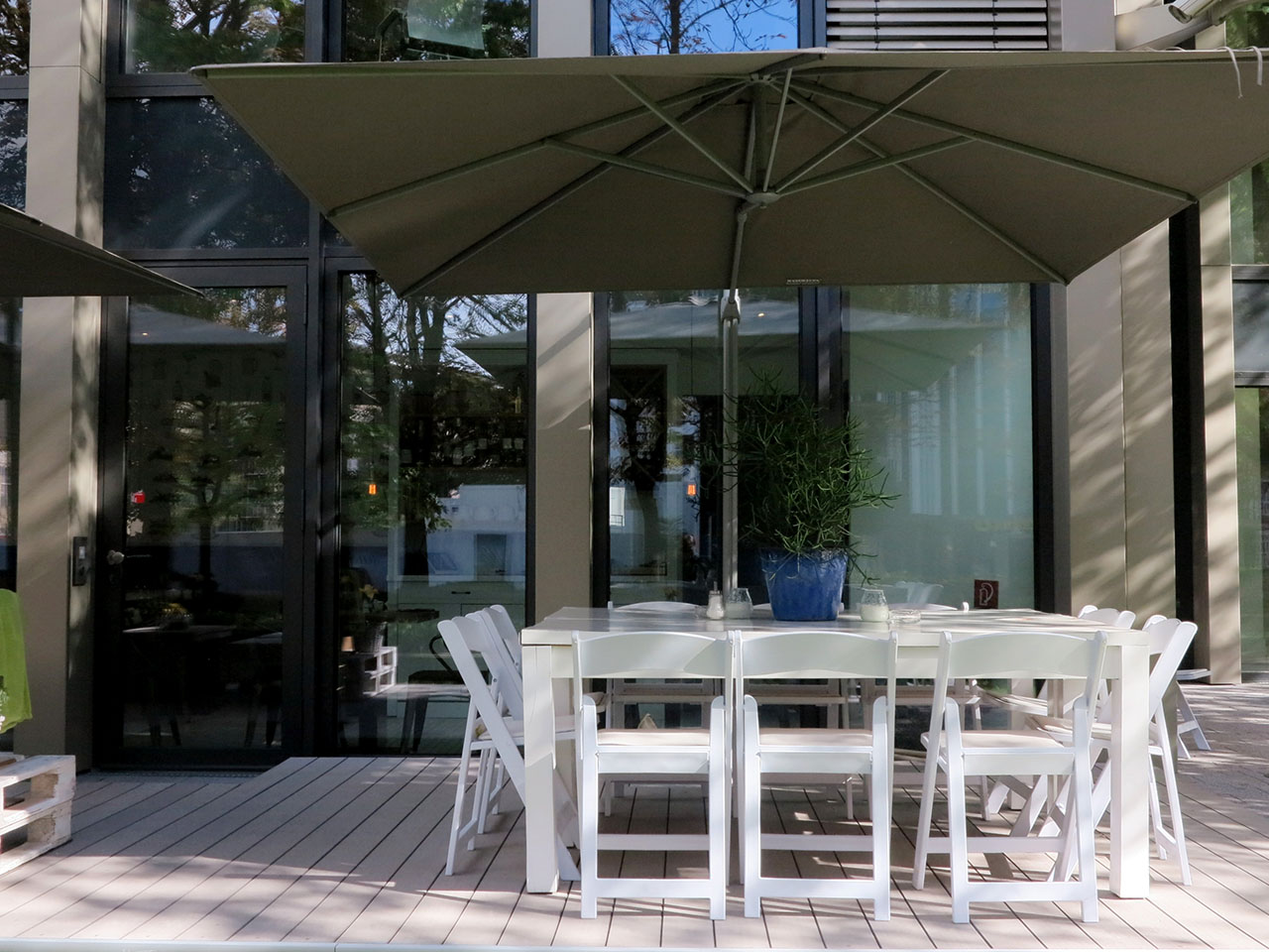 Die bildschönen Terrassendielen - hier auf der Terrasse eines Restaurants - können im Shop erworben werden