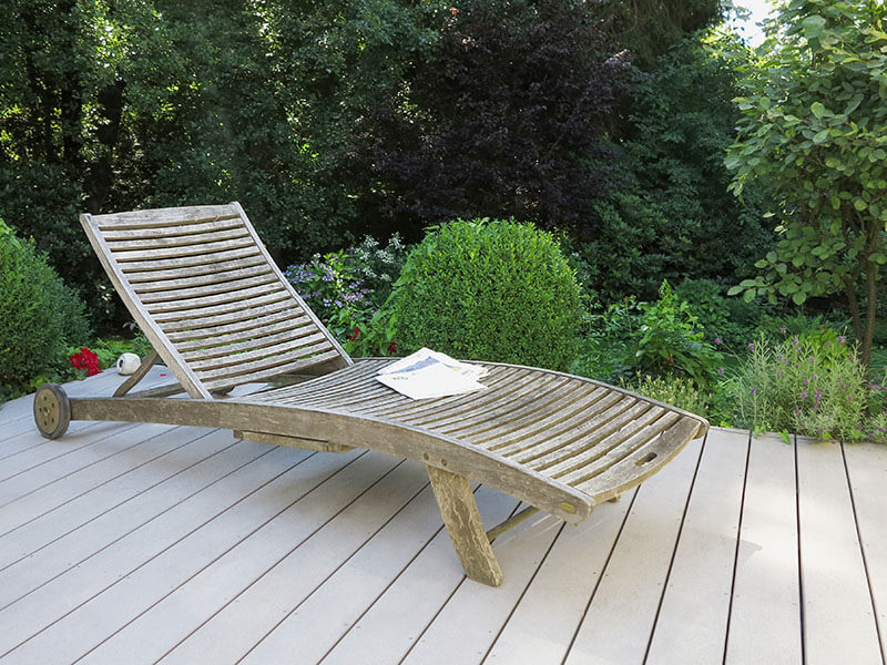 Terrassenbelag WPC grau verschraubt von oben, Idee Gartenterrasse mit Buchsbaum