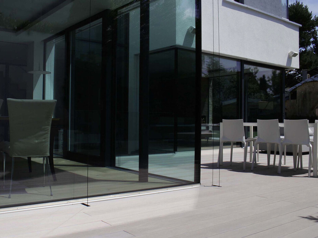 Terrasse mit grauen WPC Massivdielen vor Haus im modernen Design