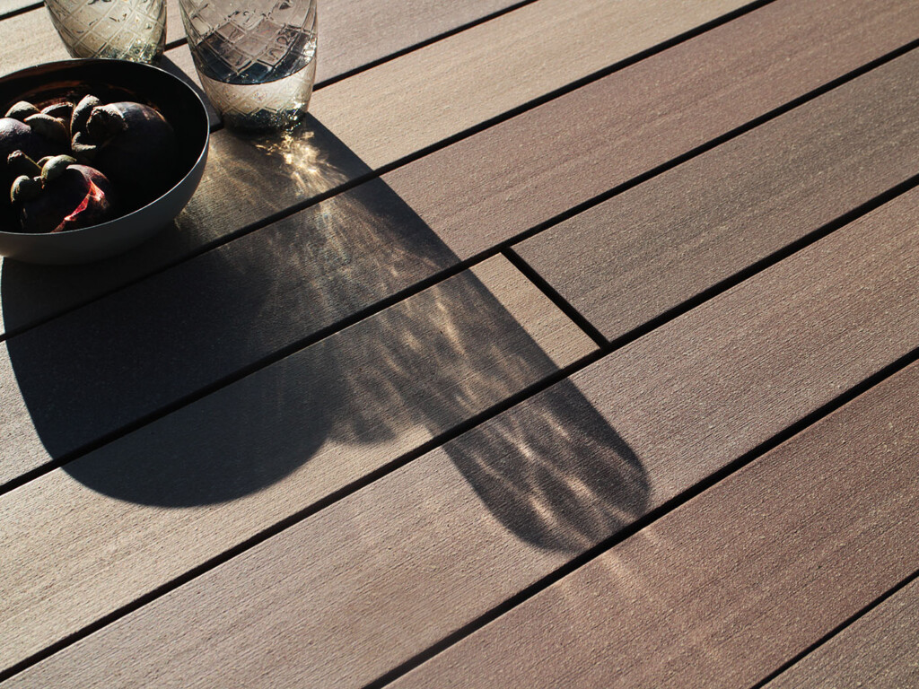Für eine lebendige Oberflächenwirkung besteht die Colours Kollektion von MYDECK aus unterschiedlichen Brauntönen