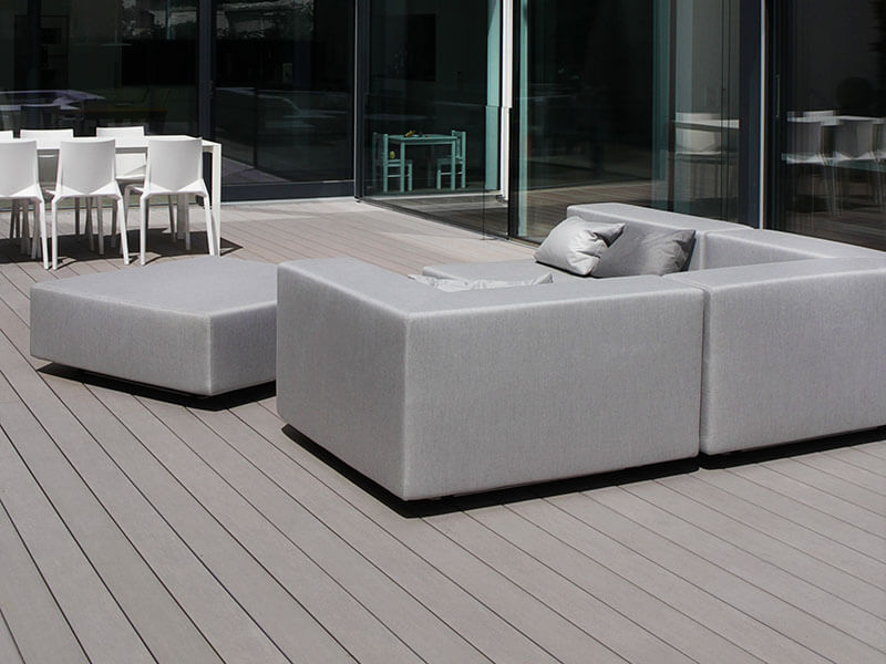 Terrasse WPC grau, moderne Terrassengestaltung mit grauen Outdoormöbeln