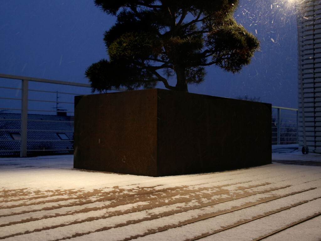 Auf den WPC Terrassendielen kann bei Schnee und Eis Natriumchlorid und Sand gestreut werden.