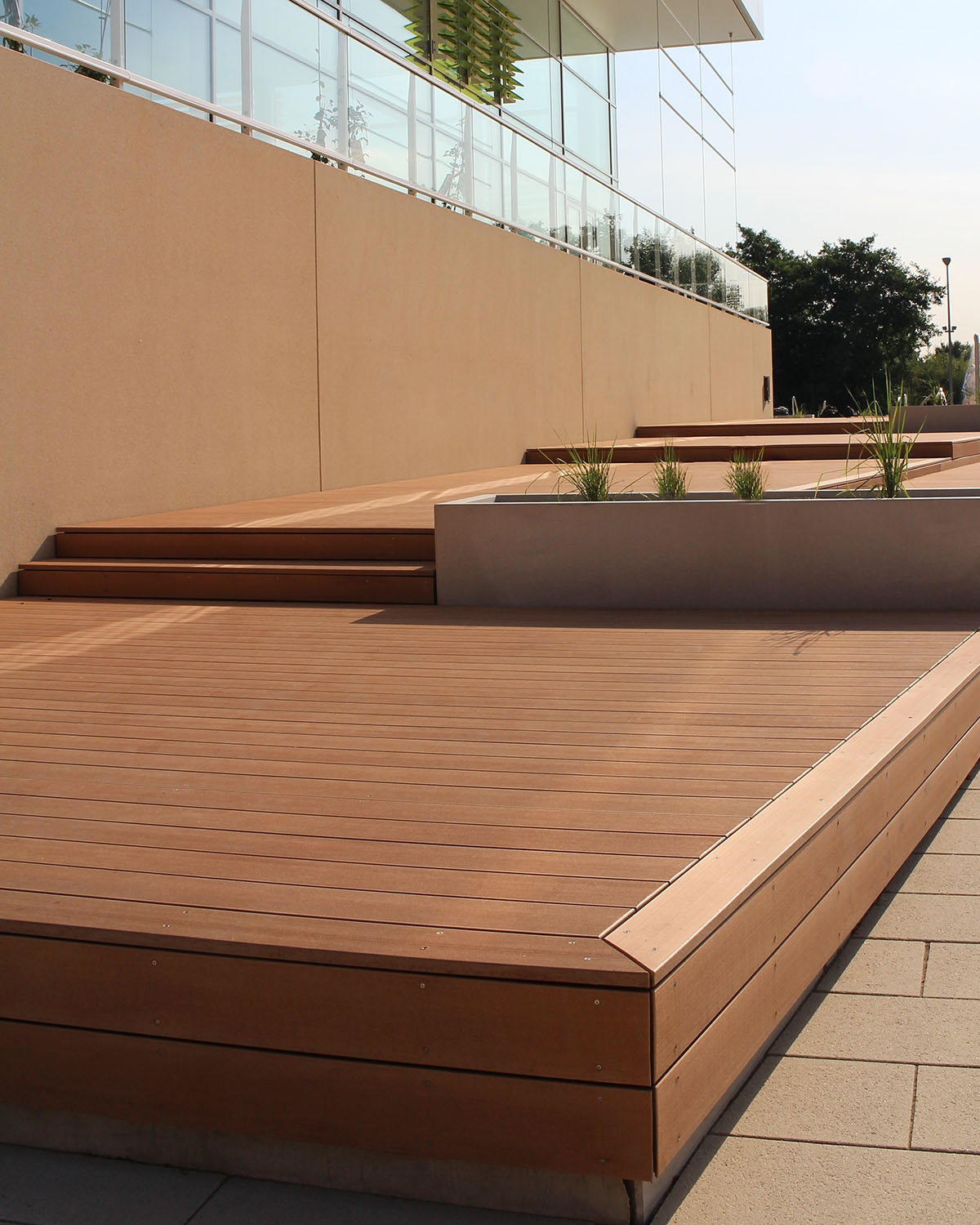 Die optimale Verlegerichtung auf der Terrasse oder dem Balkon