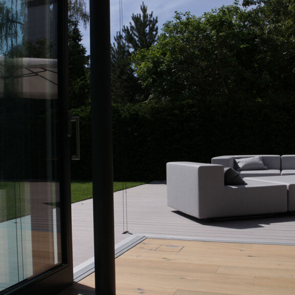 Das moderne und lineare Design der Holzdielen im Innenbereich wird im Außenbereich mit den WPC Terrassendielen fortgesetzt.
