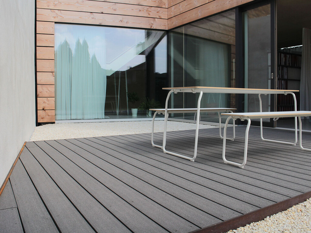 Durch die Form das Hauses kann man von zwei Seiten auf die Terrasse mit den MYDECK WPC Terrassendielen im Innenhof schauen.