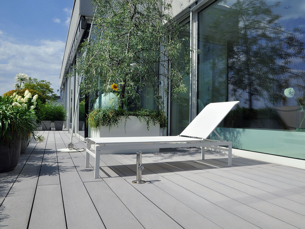 Die grauen WPC Terrassendielen eigenen sich ideal für die moderne Terrassengestaltung dieser Terrasse.