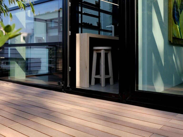 Verschiedene Brauntöne im WPC Terrssenbelag auf der modernen Terrasse.