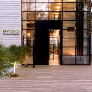 Moderne Design Terasse mit Terrassendielen aus WPC in Brauntönen