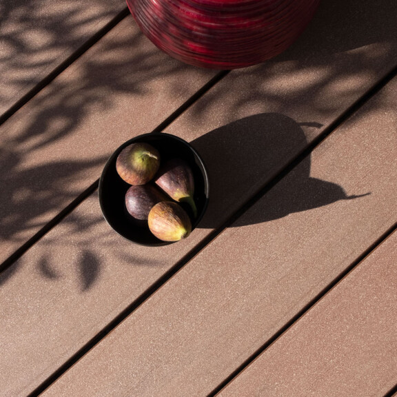 Größe für Mobile Version: Braune WPC Außendielen für Terrasse und Balkon mit glatter Oberfläche