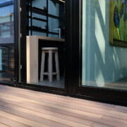 Verschiedene Brauntöne im WPC Terrssenbelag auf der modernen Terrasse.