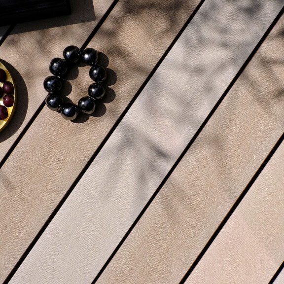 Terrassenbelag aus massiven Premium WPC in verschiedenen hellen Baruntönen für Terrasse, Balkon, Poolumrandung im Seitenverhältnis 3:4