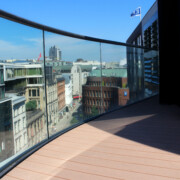 Beständige Terrassendielen aus WPC auf Hamburger Dachterrasse mit Glasgeländer