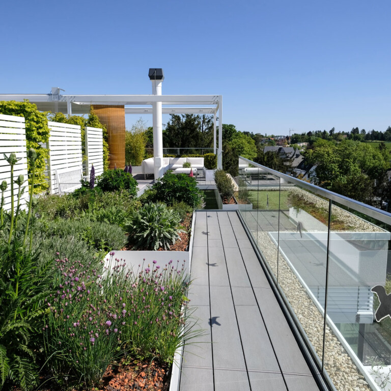 Professionell gestaltete Dachterrasse. Der Fachplaner bietet die Mengenberechnung für WPC Dielen und bietet Tipps und Gestaltungsideen