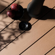 Dunkelbraune WPC Vollprofile schraubenfrei auf der Terrasse verlegt - Detailbild