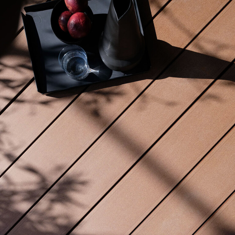 Auschnitt Terrasse mit dunkelbraunen WPC Massivdielen von MYDECK