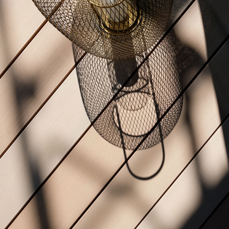 Die 3 hellen Santöne des Terrassenbelags fügen sich stimmungsvoll zusammen auf der Terrasse