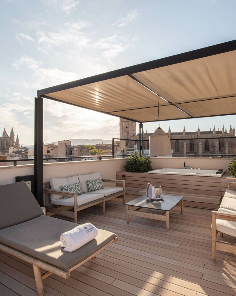 Sandbraune WPC Dielen auf Dachterrasse mit Blick über Palma, Bild im Hochkantformat