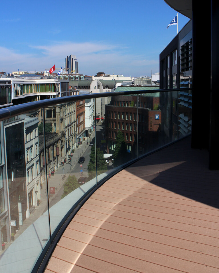 Hellbrauner WPC Terrassenbelag auf Terrasse mit Blick über Hamburg