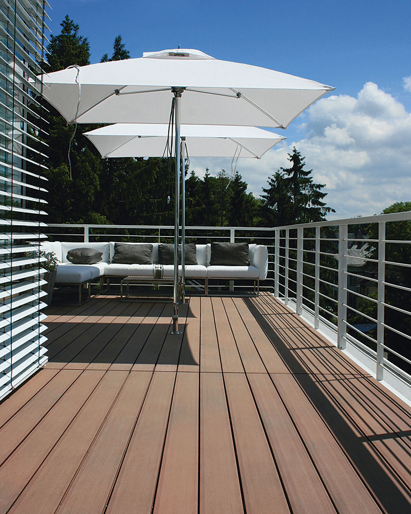 WPC Massivdielen auf modernem Balkon mit weißen Outdoormöbeln