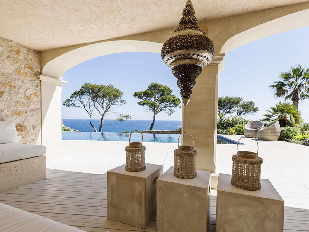 Überdachte orientalisch anmutende Sitzfläche mit Blick auf Pool auf WPC Terrasse