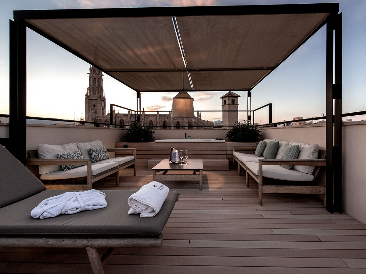 Spa-Terrasse mit mediterranem Ambiente, splitterfreiem WPC Terrassenbelag, hellem Sonnenschutz Baldachin