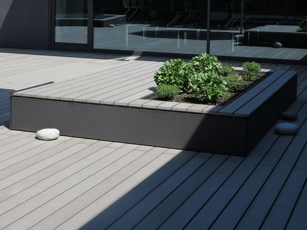 Hochbeet mit integrierter Sitzecke aus WPC Dielen bei dieser einladenden Terrassengestalung
