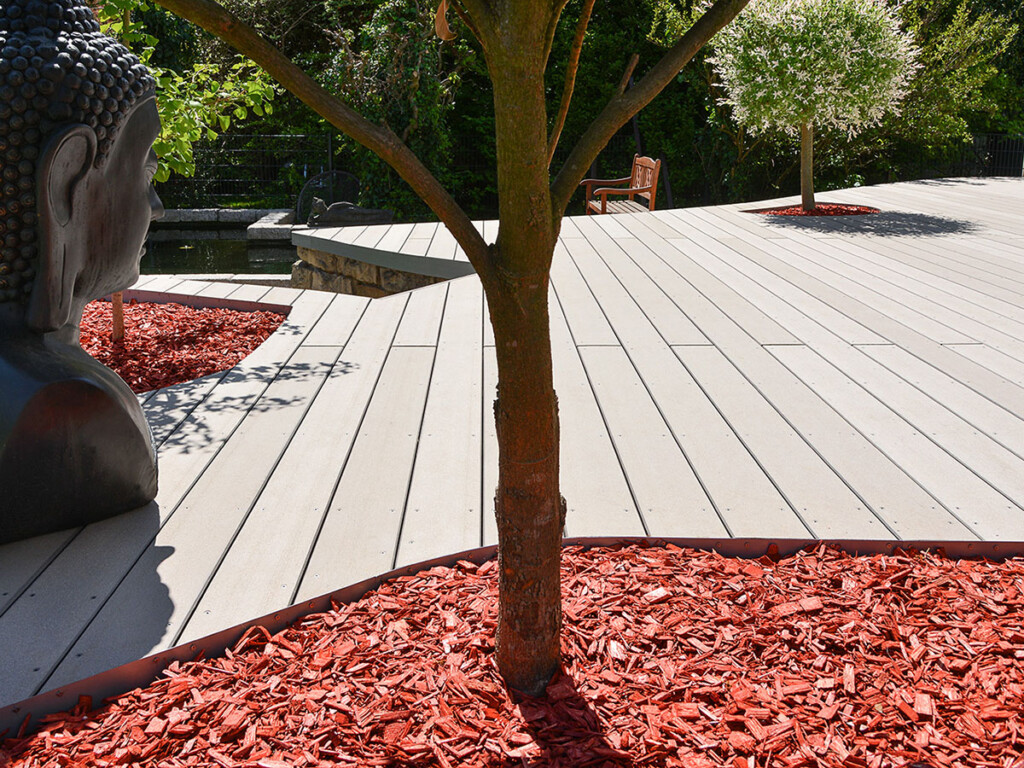 Graue Terrassendielen aus massiven WPC auf asiatisch gestalteter Terrasse