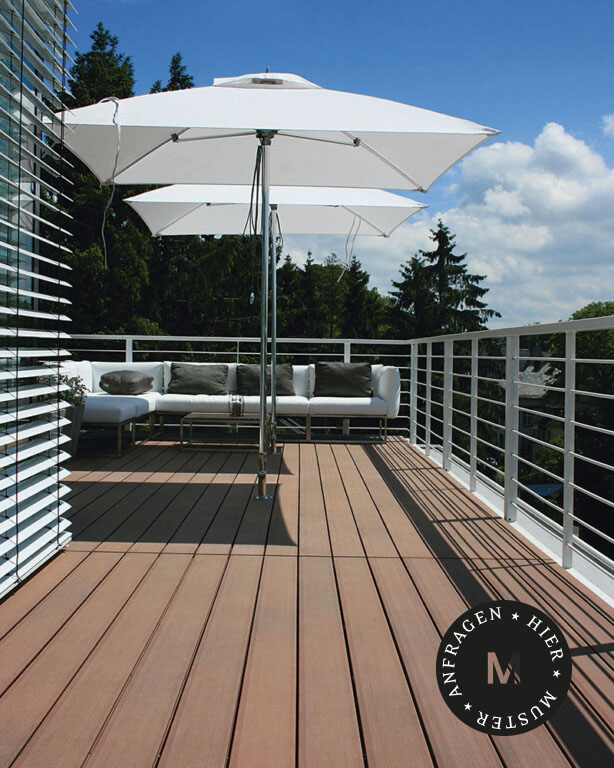 Balkon mit braunen WPC Massivdielen auf modernem Balkon mit weißen Outdoormöbeln
