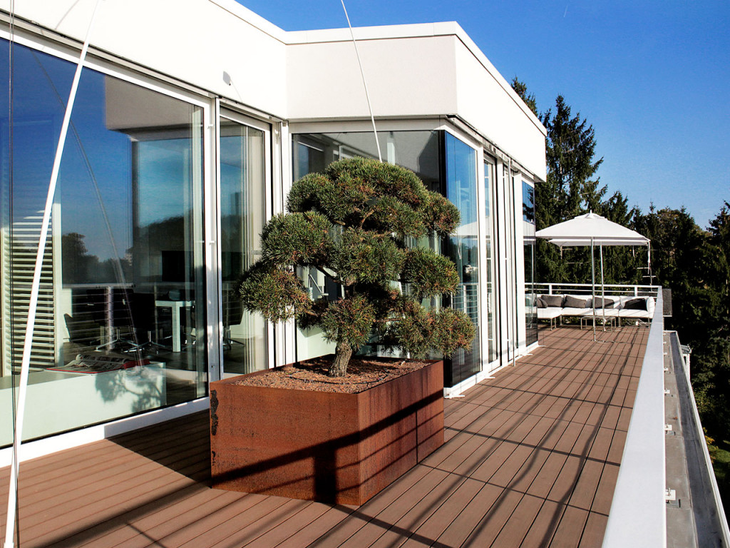 Penthouse mit großem Balkon und WPC Dielen aus Holz und Polyethylen