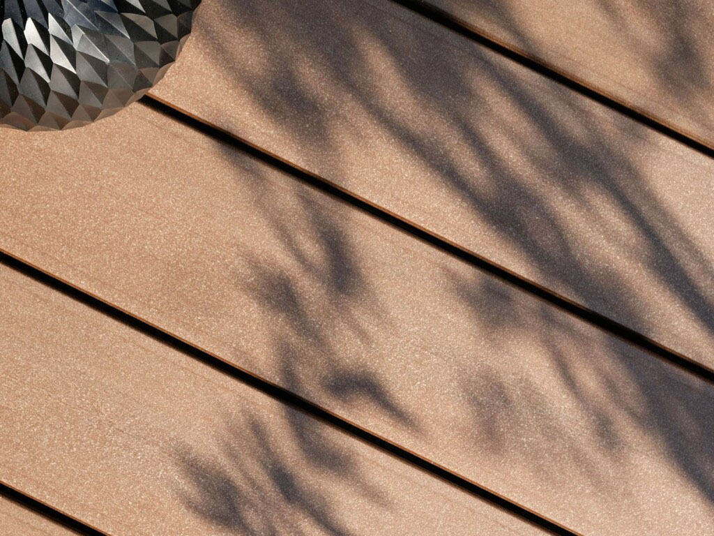 Balkondielen aus Holz und Polyethylen - wetterfest und bildschön, made in Germany