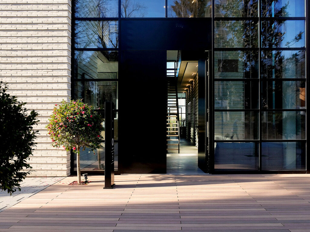 Moderne Terrasse mit nachhaltigen Massivdielen, Farbdesign vom Tropenholz inspiriert, PEFC zertifiziert