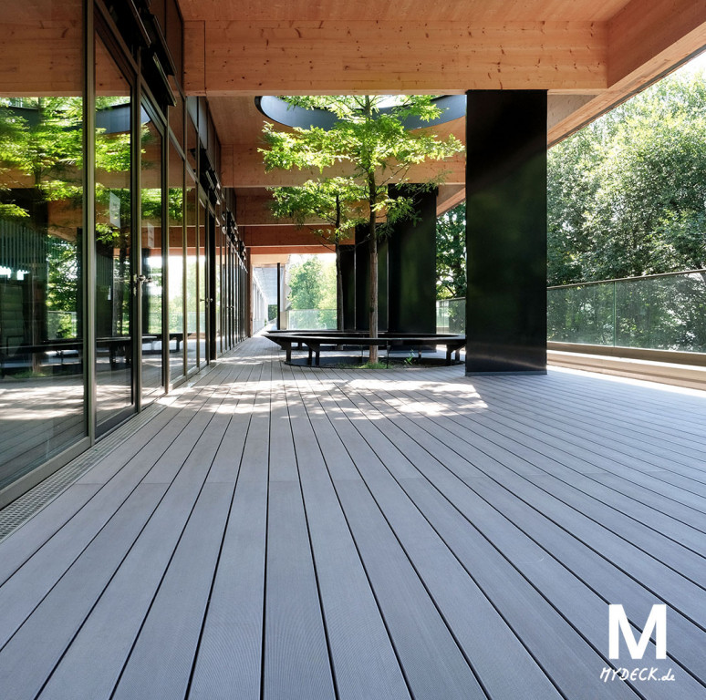 Grauer Terrassenbelag auf großer Terrasse eines modernen Hauses