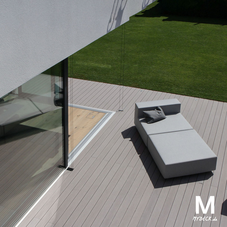 Graue WPC Dielen auf moderner Terrasse mit Outdoormöbeln