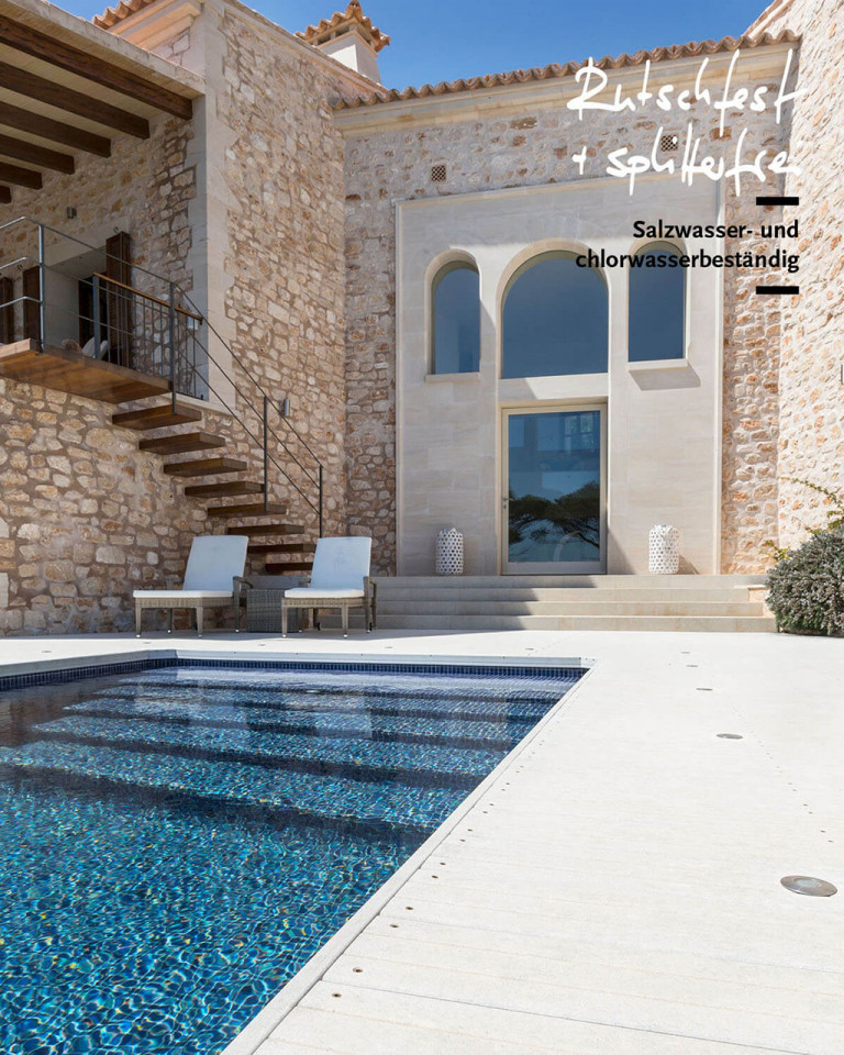 Mediterrane Poolumrandung mit hellen Terrassendielen vor Design Villa