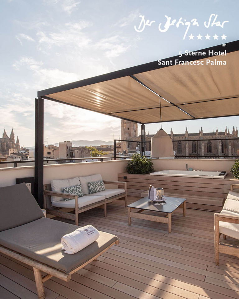 Massiver WPC Terrassenbelag auf kleiner Terrasse, Sitzecke mit Baldachin, Blick über die Stadt