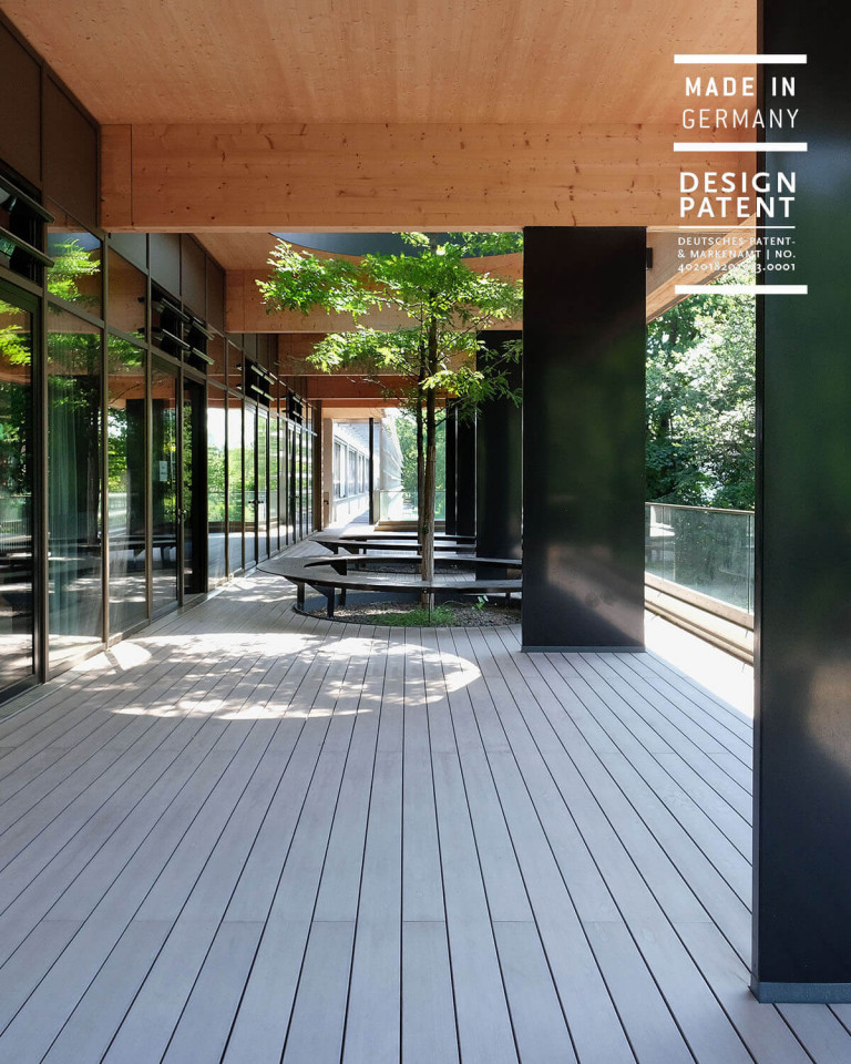 Grauer Terrassenbelag auf großer Terrasse eines modernen Hauses