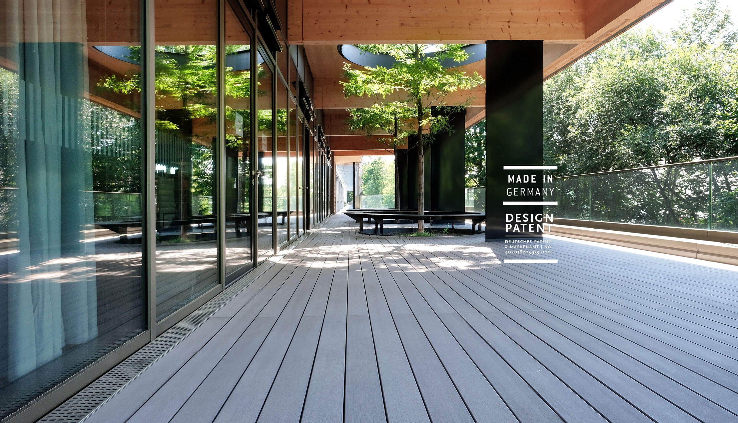 Grauer Terrassenbelag auf großer Terrasse eines modernen Hauses