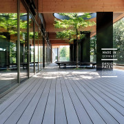 Grauer Terrassenbelag auf großer Terrasse eines modernen Hauses