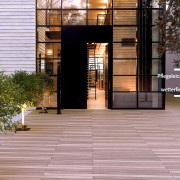 Moderne Design Terrasse mit Terrassendielen aus WPC in Brauntönen