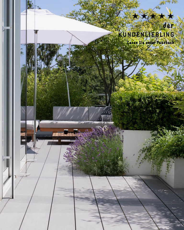 Inspiration Terrasse privat mit breiten grauen Terrassendielen und gemütlichen Sitzplatz