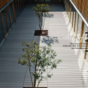 WPC Terrassendielen in grau auf der Terrasse im Innenhof einer Schule