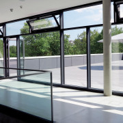Blick Innenhof Terrasse mit grauen WPC Terrassendielen