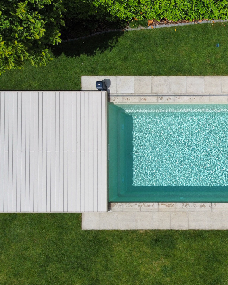 Poolabdeckung und WPC Terrasse in einem, elektronisch steuerbare Poolabdeckung